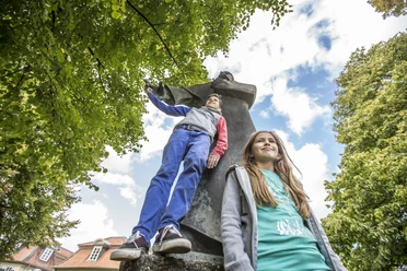 Los geht die Tour am Denkmal des "Nathan"