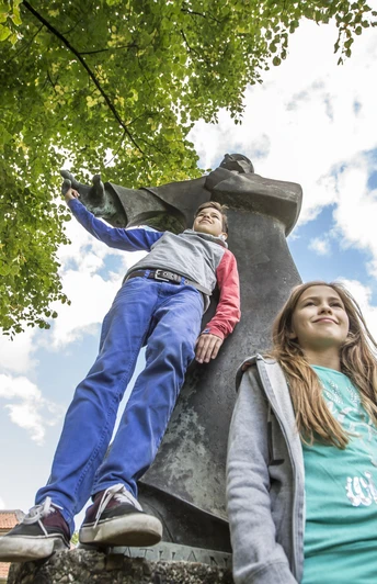 Los geht die Tour am Denkmal des "Nathan"