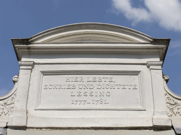 Inschrift über dem Eingang zum Lessinghaus