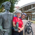 Radfahrer vor dem Eulenspiegel-Museum in Schöppenstedt