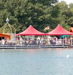 Sonnendeck der Wasserskiseilbahn Salzgitter