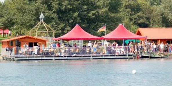 Sonnendeck der Wasserskiseilbahn Salzgitter