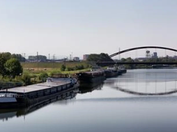 Stickkanal mit Hafen