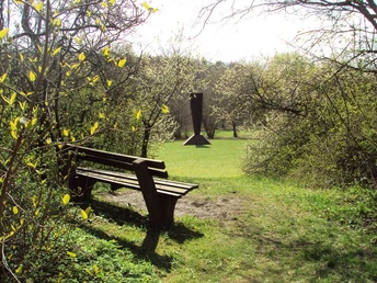 Salzgitter-Bad, Blick auf die Skulptur "Kopf" vom Wanderweg hinterm Thermalsolbad aus