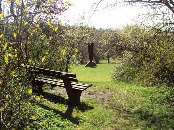 Salzgitter-Bad, Blick auf die Skulptur "Kopf" vom Wanderweg hinterm Thermalsolbad aus