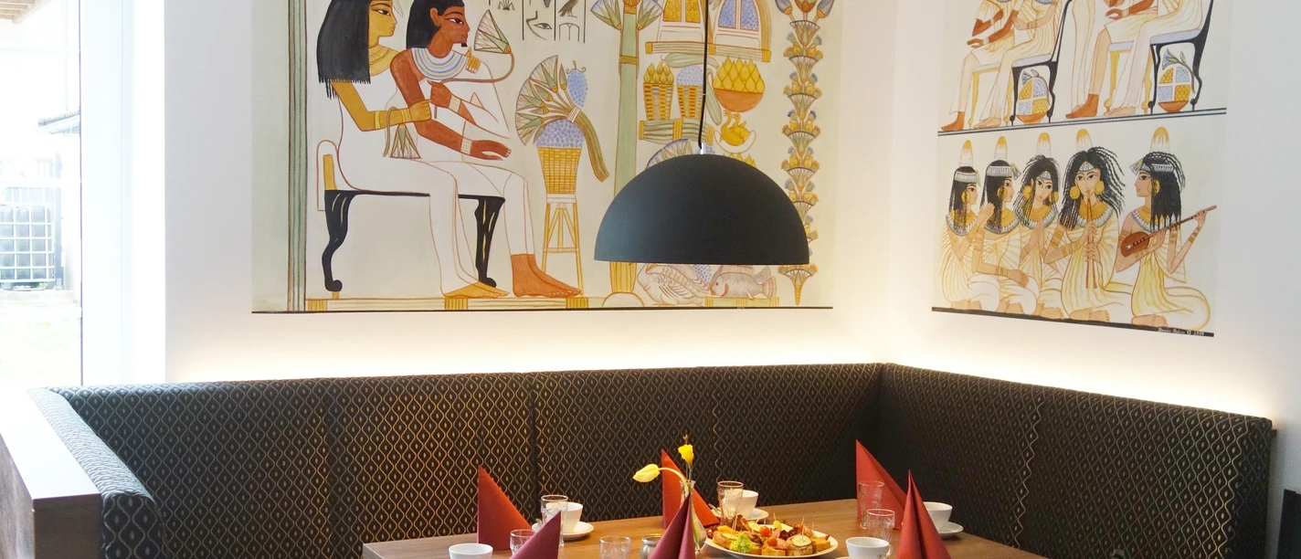 Markushaus.jpg Ecksitzbank im Gastraum mit ägyptischen Wandmotiven