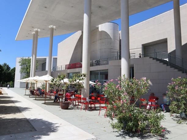 Cafè Im Kunstmuseum binary comment