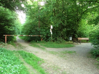 Startpunkt vieler Wanderwege in Salzgitter-Bad bei der Schranke am Apothekerwinkel
