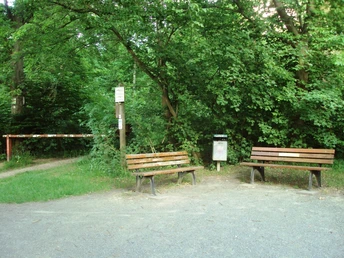 Bänke am Apothekerwinkel in Salzgitter-Bad mit Schranke am Waldeingang