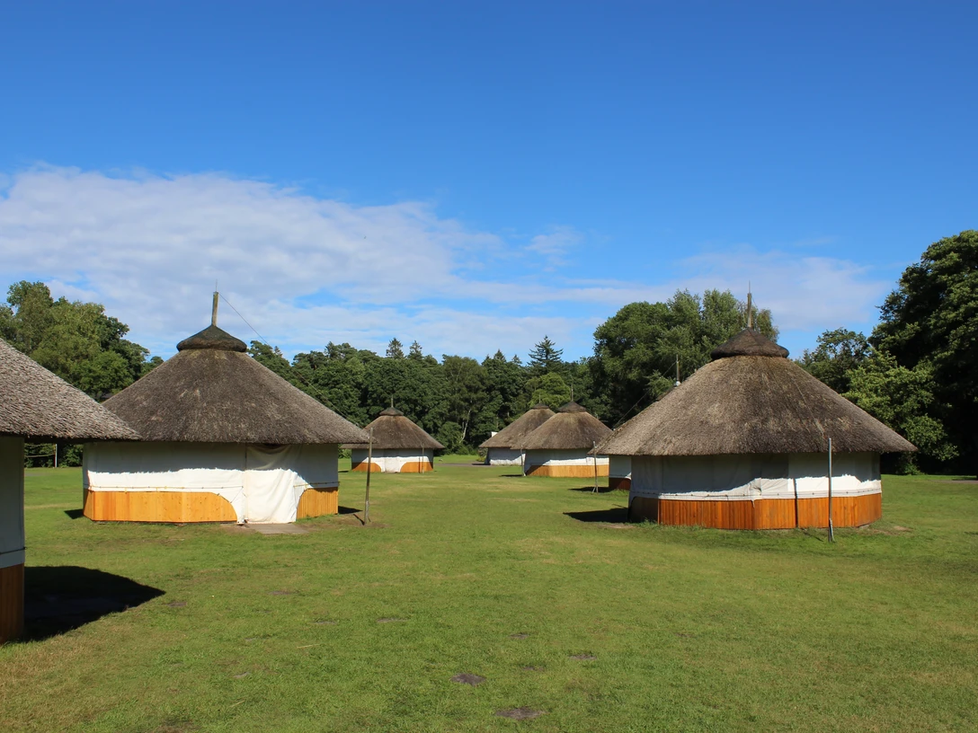 Hütten im Zeltlager.JPG