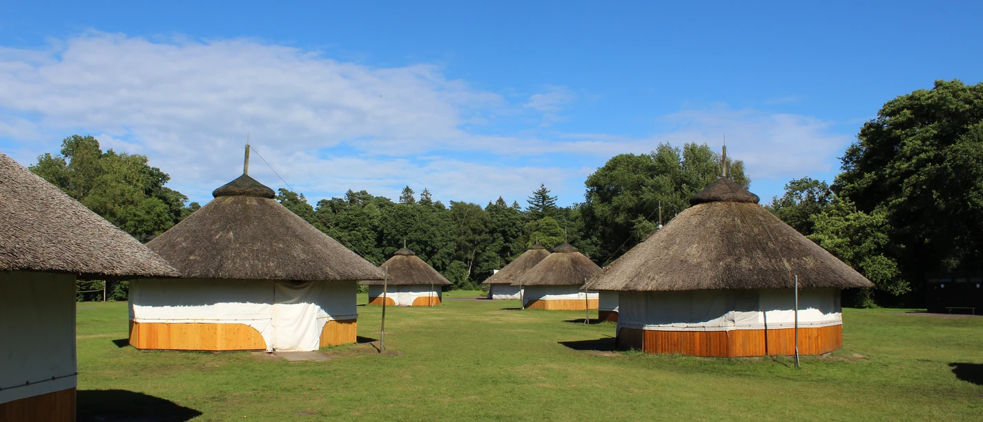 Hütten im Zeltlager.JPG