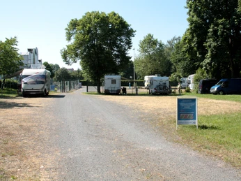 Wohnmobilstellplatz am Hallen- und Freibad Einbeck_Stellplatz wohnmobilstellplatz-am-hallen-und-freibad-einbeck-stellplatz