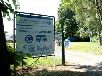 Wohnmobilstellplatz am Hallen- und Freibad Einbeck_Schild wohnmobilstellplatz-am-hallen-und-freibad-einbeck-schild