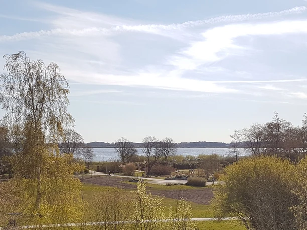 Kurpark mit Blick auf den See