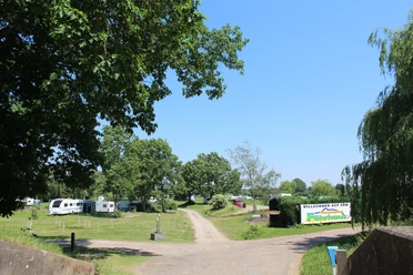 Nestled in a green landscape, the campsite offers pitches for motorhomes and tents.