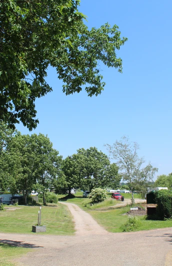 Eingebettet in eine grüne Landschaft, bietet der Campingplatz Stellplätze für Wohnmobile und Zelte.