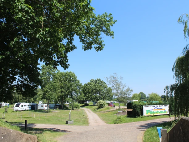 Nestled in a green landscape, the campsite offers pitches for motorhomes and tents.