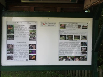 Kneippanlage Wietzen Informationstafel im Grünen mit Erläuterungen zu Geschichte und Angeboten der Dorfkultur Wietzen.