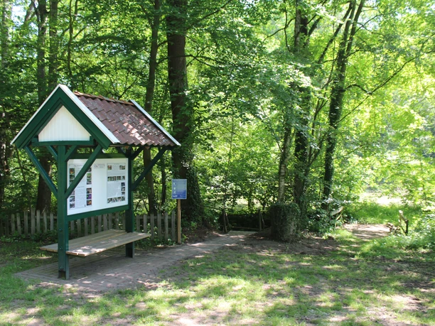 Kneippanlage Wietzen Kneippanlage im Grünen mit überdachter Informationstafel, umgeben von Bäumen und natürlicher Umgebung.