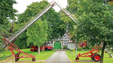 Feuerwehrmuseum Kirchlengern-Häver mit historischen Einsatzfahrzeugen und Fachwerkarchitektur.