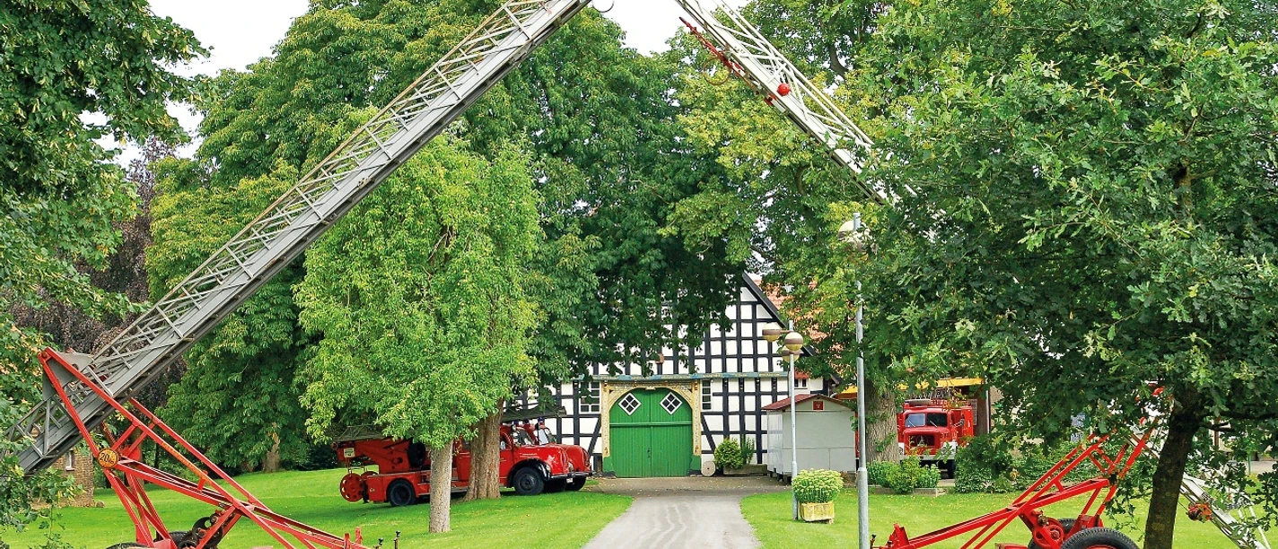 Feuerwehrmuseum in Kirchlengern-Häver Feuerwehrmuseum Kirchlengern-Häver mit historischen Einsatzfahrzeugen und Fachwerkarchitektur.