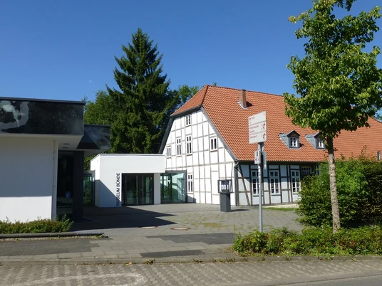 Eingang Museum Bünde Eingang des Museums Bünde mit modernem Anbau, Fachwerkhaus und baumbestandener Umgebung.