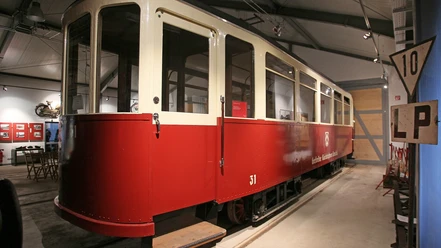 Kleinbahnmuseum Enger Roter historischer Schienenbus, ausgestellt im Innenraum des Kleinbahnmuseums Enger.