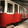 Kleinbahnmuseum Enger Roter historischer Schienenbus, ausgestellt im Innenraum des Kleinbahnmuseums Enger.