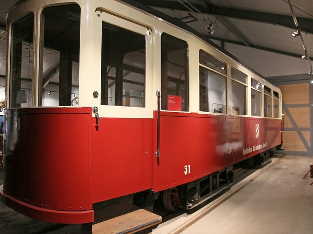 Kleinbahnmuseum Enger Roter historischer Schienenbus, ausgestellt im Innenraum des Kleinbahnmuseums Enger.