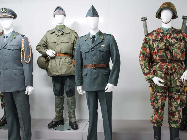 stiftung-ham-ausstellung-ausstellung-uniformen.jpg