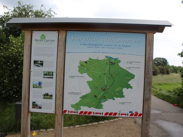 Reisegarten Weye Willkommenstafel des Reisegartens Weye mit einer Karte und Informationen zur umliegenden Region.