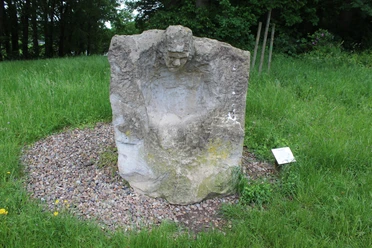 Skulpturen im Park Etelsen "Der Kärrner" Skulptur "Der Kärrner" in Etelsen, aus Stein gehauen; inmitten grüner Wiese platziert.