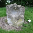 Skulpturen im Park Etelsen "Der Kärrner" Skulptur "Der Kärrner" in Etelsen, aus Stein gehauen; inmitten grüner Wiese platziert.