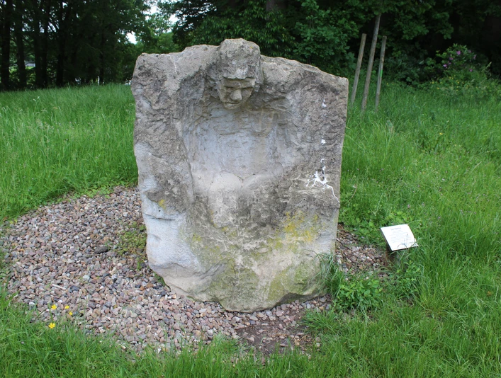 Skulpturen im Park Etelsen "Der Kärrner" Skulptur "Der Kärrner" in Etelsen, aus Stein gehauen; inmitten grüner Wiese platziert.
