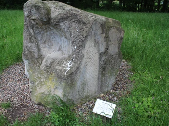 Skulpturen im Park Etelsen "Der Kärrner" Eine steinerne Skulptur im Park Etelsen zeigt eine Person, die in einen Karren eingespannt scheint.