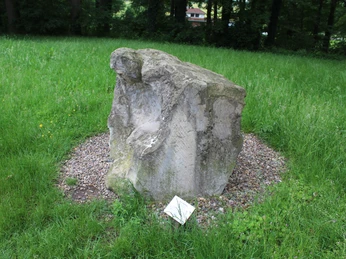 Skulpturen im Park Etelsen "Der Kärrner" Steinskulptur „Der Kärrner“ im Park Etelsen, umgeben von Gras in einem Waldgebiet.