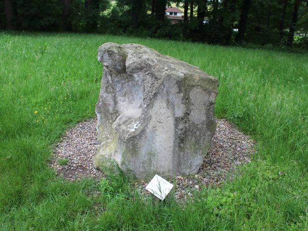 Skulpturen im Park Etelsen "Der Kärrner" Steinskulptur „Der Kärrner“ im Park Etelsen, umgeben von Gras in einem Waldgebiet.