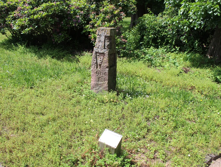 Steinmonument im Grünen mit Inschrift "und ich war auch hier", umgeben von Pflanzen im Park Etelsen.