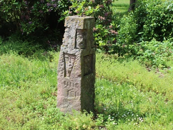 Steinmonument inmitten von grüner Vegetation mit der Inschrift "und ich war auch hier".