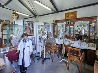 Museum des Handwerks Frisör.jpg