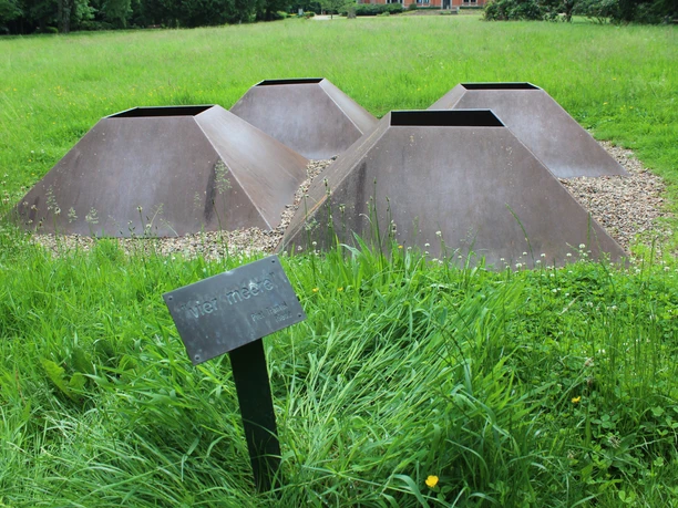 Skulpture im Park Etelsen "vier meere" Die Skulptur "vier meere" im Park Etelsen besteht aus vier rostbraunen metallenen Pyramiden.