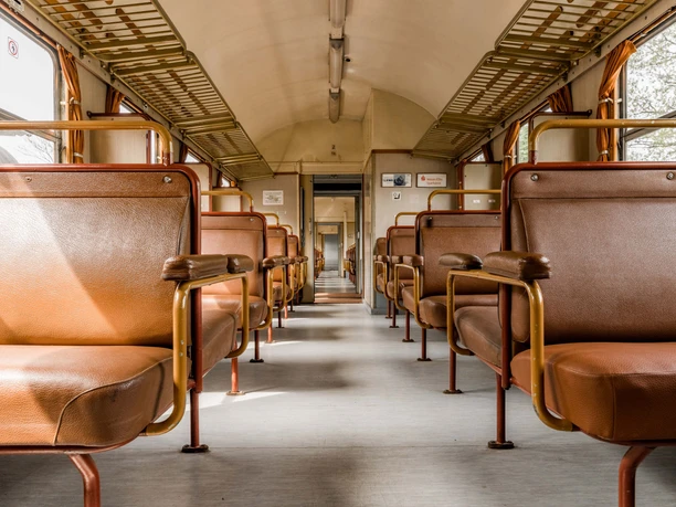 Sitze Museumsbahn.jpg