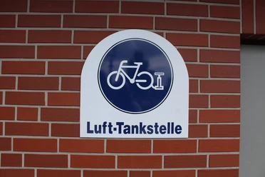 Lufttankstelle Asendorf Lufttankstelle für Fahrräder mit dunkelblauem Schild auf rotem Backstein in Asendorf.