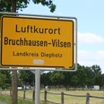 Ortsschild Ortsschild für den Luftkurort Bruchhausen-Vilsen im Landkreis Diepholz, umgeben von grünen Bäumen.Town sign for the climatic health resort of Bruchhausen-Vilsen in the district of Diepholz, surrounded by green trees.Byskilt for det klimatiske kursted Bruchhausen-Vilsen i distriktet Diepholz, omgivet af grønne træer.Plaatsnaambord voor het luchtkuuroord Bruchhausen-Vilsen in het district Diepholz, omgeven door groene bomen.