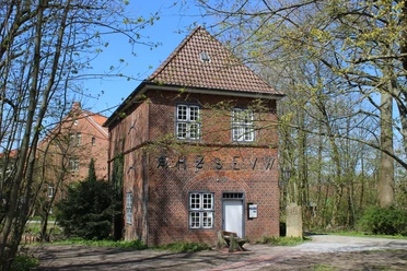 Nordseebad Otterndorf Torhaus Rotes historisches Torhaus in Otterndorf unter blauem Himmel, umrahmt von Bäumen.