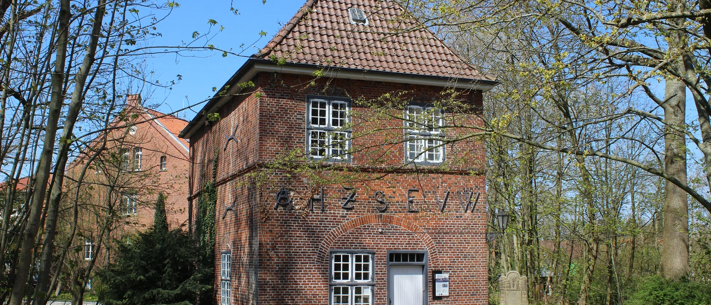 Nordseebad Otterndorf Torhaus Rotes historisches Torhaus in Otterndorf unter blauem Himmel, umrahmt von Bäumen.