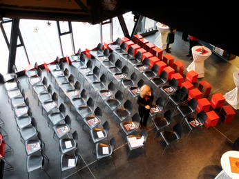 HöhlenErlebnisZentrum | Foyer Veranstaltung von oben HöhlenErlebnisZentrum | Foyer Veranstaltung von oben