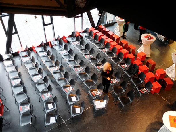 HöhlenErlebnisZentrum | Foyer Veranstaltung von oben HöhlenErlebnisZentrum | Foyer Veranstaltung von oben