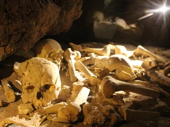 HöhlenErlebnisZentrum | Nachbau des Höhlengrabs HöhlenErlebnisZentrum | Nachbau des Höhlengrabs