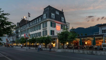 hotel-krebs-interlaken-aussenansicht-abend-beleuchtung-strasse.jpg
